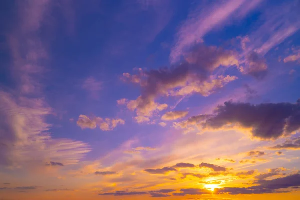 Céu com nuvens ao anoitecer ou ao amanhecer — Fotografia de Stock