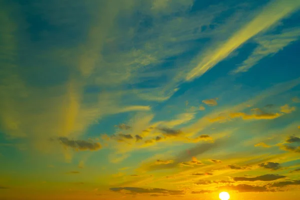 Cielo con nuvole al crepuscolo o all'alba — Foto Stock