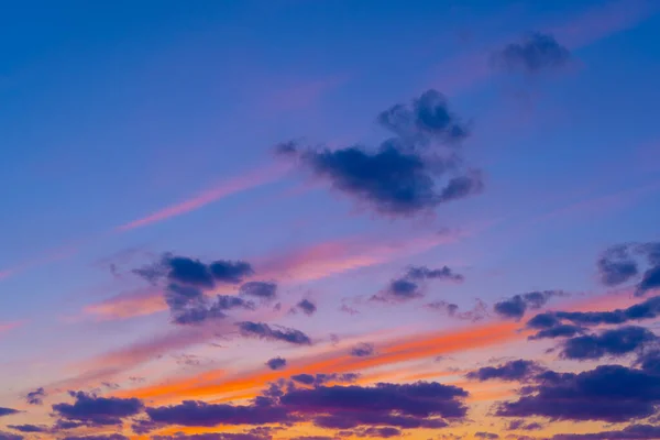 Himmel mit Wolken in der Dämmerung oder Morgendämmerung — Stockfoto