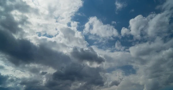 Céu azul com nuvens durante o dia — Fotografia de Stock