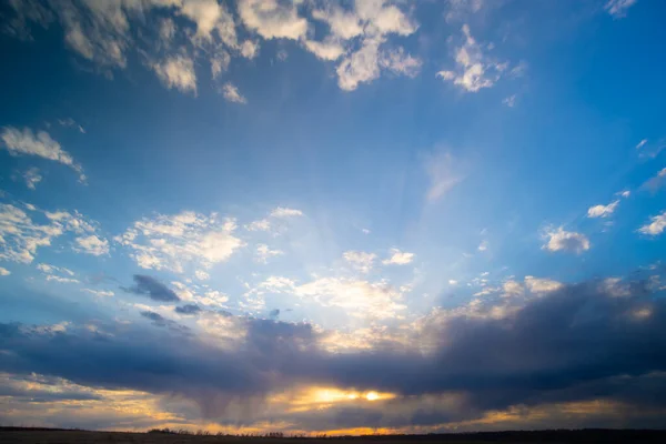 Cielo con nubes al atardecer o al amanecer — Foto de Stock