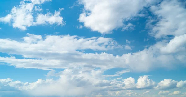 Blå himmel med moln under dagen — Stockfoto