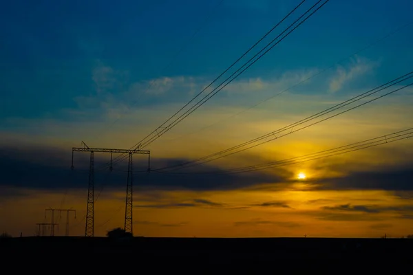 Polo eléctrico de alto voltaje al atardecer — Foto de Stock