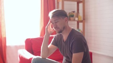 Baş ağrısı olan bir adam.