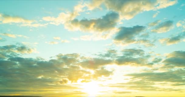 雲は日没時に空を飛ぶ。タイムラプス — ストック動画
