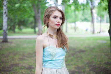 Sokaktaki genç kadın