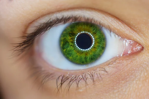 Zbliżenie do zielonego oka kobiety — Zdjęcie stockowe