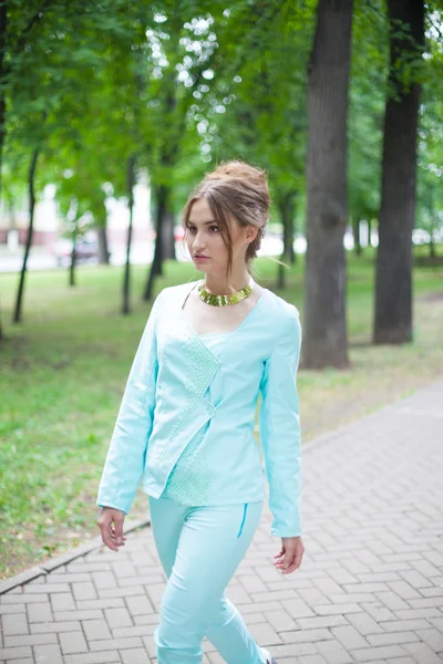 Jeune femme en plein air — Photo