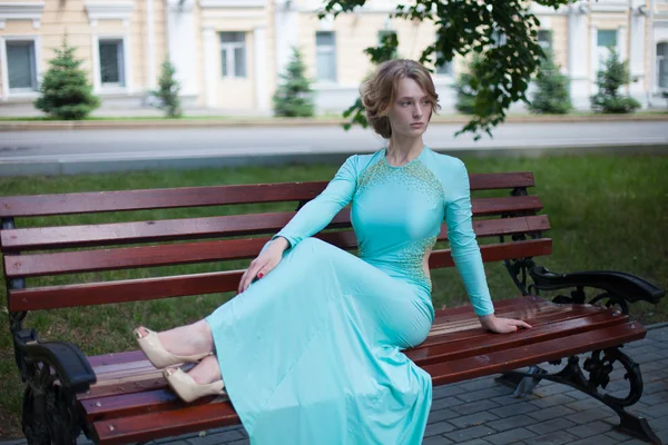 Femme dans le parc — Photo