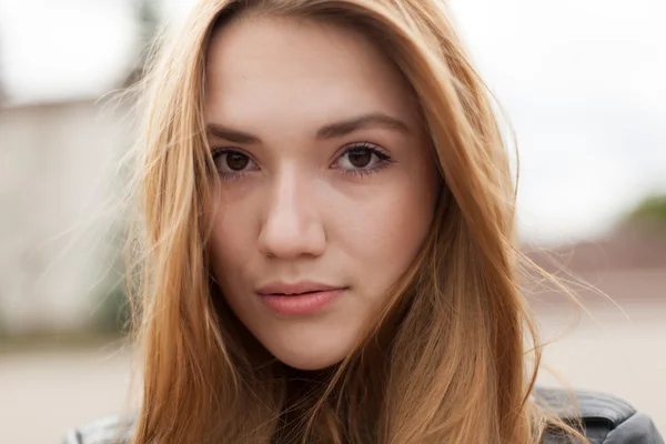 Young woman on the street — Stock Photo, Image