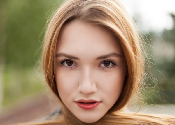 Portrét sladké mladé ženy — Stock fotografie