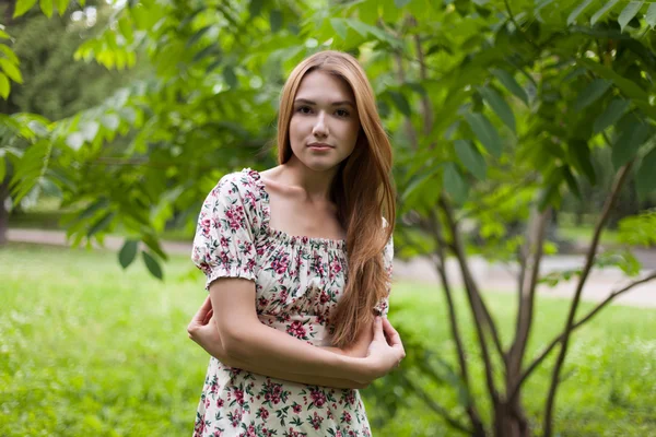 Jonge mooie vrouw — Stockfoto