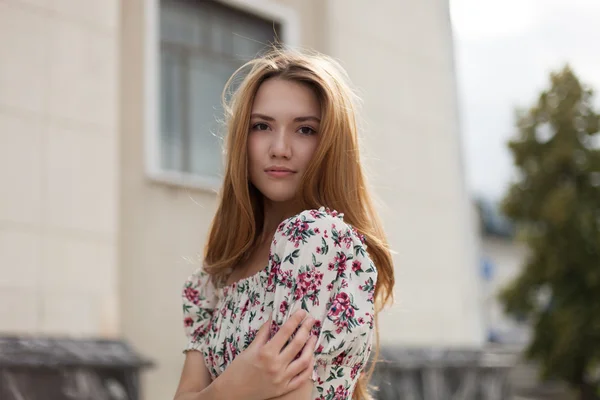 Retrato de mulher jovem bonita — Fotografia de Stock