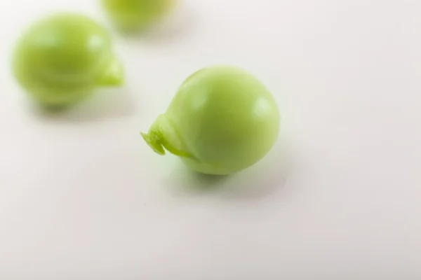 Piselli verdi freschi isolati su bianco — Foto Stock
