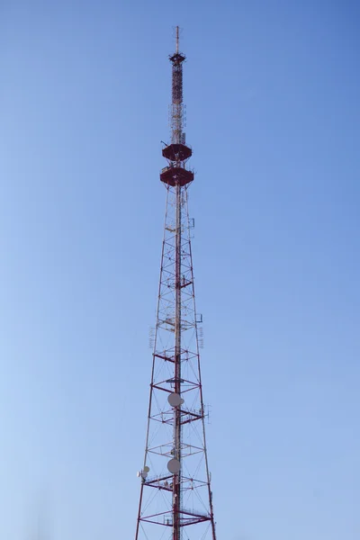 Tour de communication contre ciel bleu — Photo