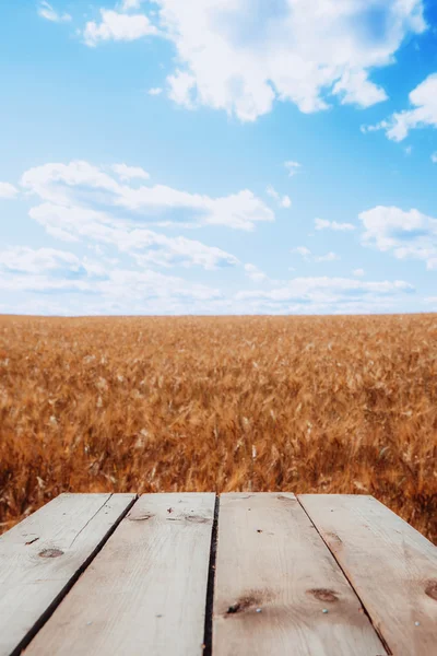 Table en bois vide pour montages d'affichage de produits — Photo