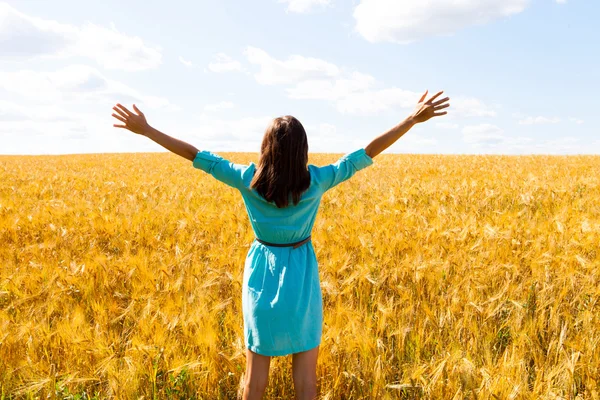 Woman in wheat field — Stock Photo, Image