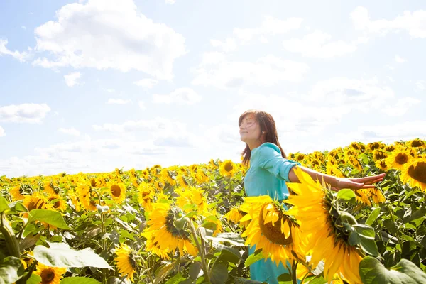 Fun woman in the field of sunflowers — Stock Photo, Image