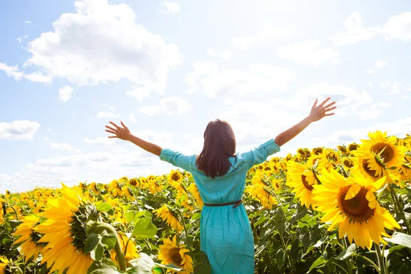 Junge Frau im Sommer auf dem Feld — Stockfoto