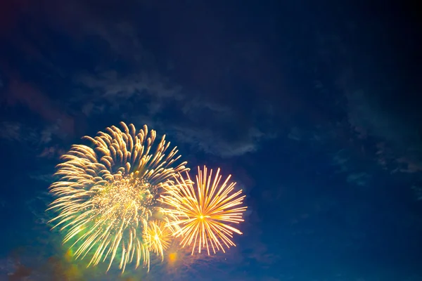 Fényesen színes tűzijáték és tisztelgés a különböző színekben — Stock Fotó