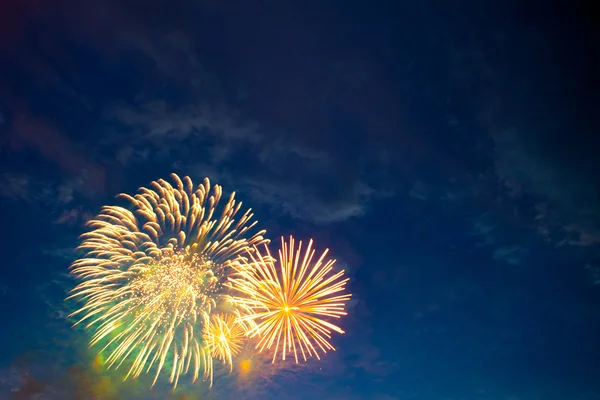 Fuegos artificiales de colores brillantes y saludo de varios colores — Foto de Stock