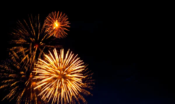 Schönes Feuerwerk mit Platz für Ihren Text. — Stockfoto