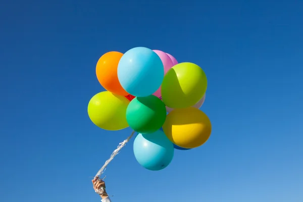 巨大的气球下面蓝色天空飞行 — 图库照片