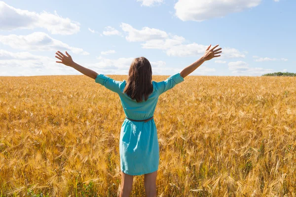 Woman in wheat field — Stock Photo, Image