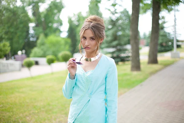 Femme d'affaires marchant dans la rue — Photo