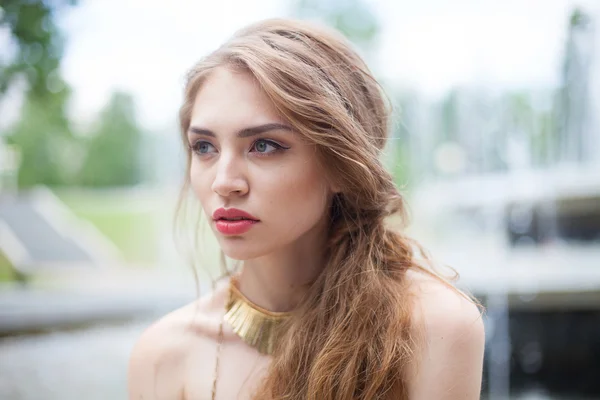 Vrouw in park — Stockfoto