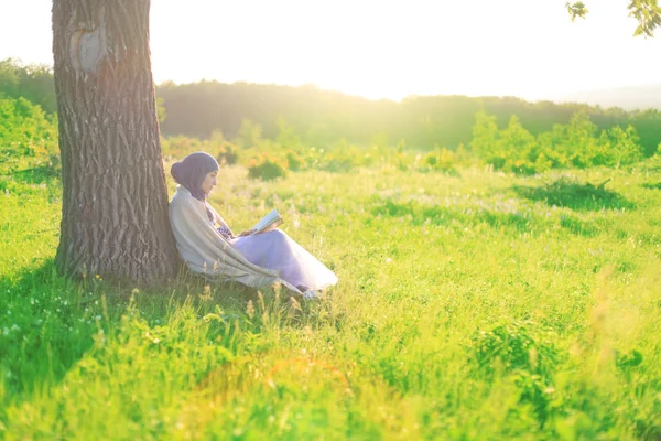 Draußen lesen — Stockfoto