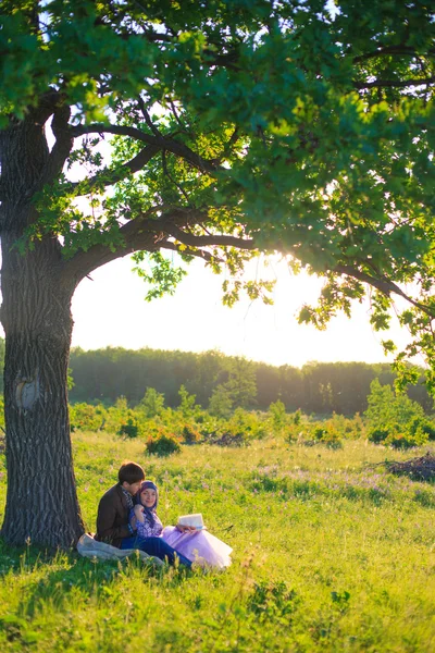 Casal na natureza — Fotografia de Stock