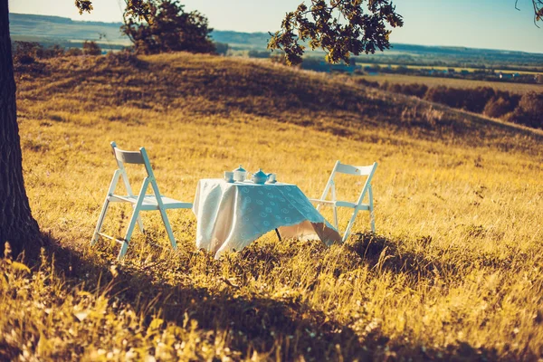 Al aire libre en primavera, mesa blanca —  Fotos de Stock