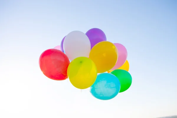 五彩斑斓的气球在蓝天中飘扬. — 图库照片