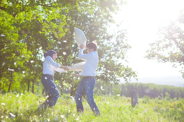 Coppia avendo un divertente cuscino lotta — Foto Stock