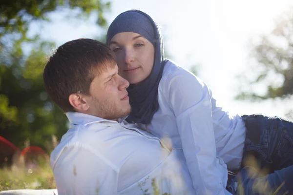 Porträt eines glücklichen jungen Paares — Stockfoto