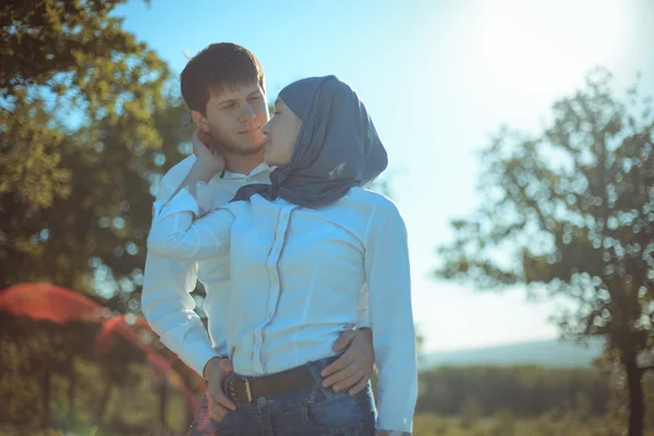 Romantische jong koppel buiten ontspannen in park — Stockfoto