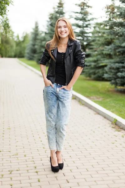 Hermoso retrato de mujer joven — Foto de Stock