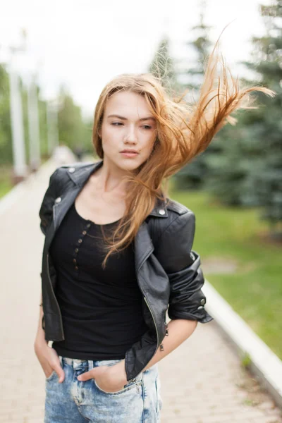 Mujer joven al aire libre — Foto de Stock