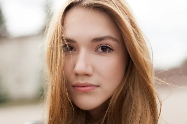 Retrato de doce jovem mulher — Fotografia de Stock