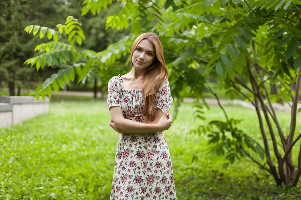 Jovem mulher bonita — Fotografia de Stock