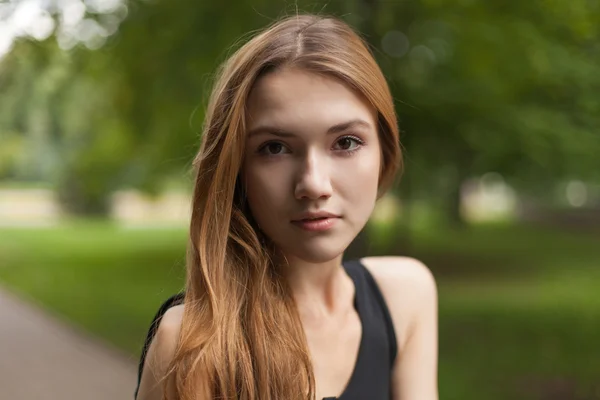 Jonge vrouw — Stockfoto