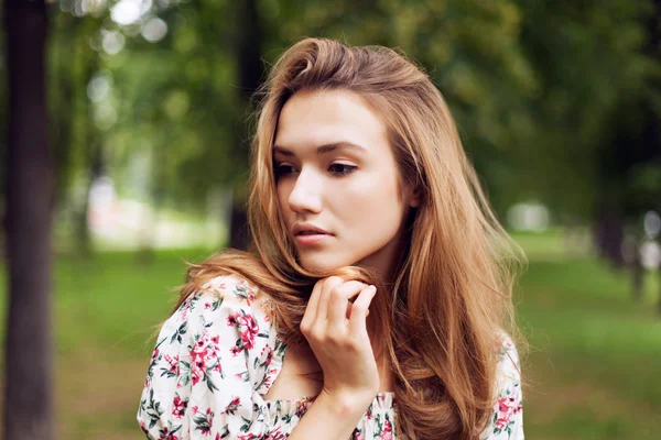 Jonge mooie vrouw — Stockfoto