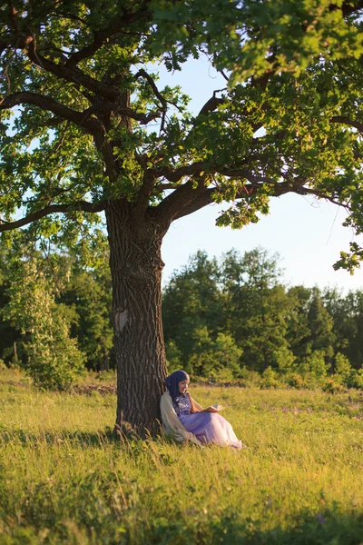 Frau liest Buch im Park — Stockfoto