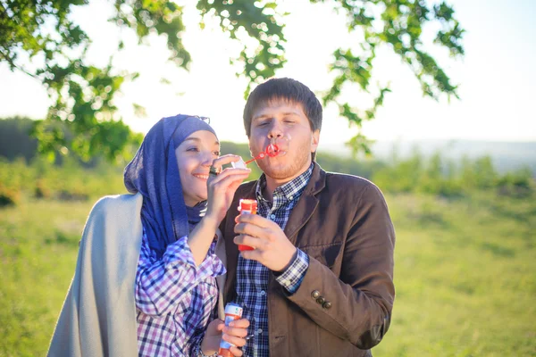 Casal brincando com bolhas — Fotografia de Stock