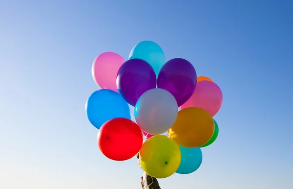 Latające balony ogromne niebieskie niebo — Zdjęcie stockowe