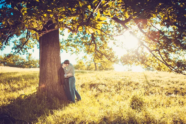 Romántica pareja joven relajándose al aire libre en el parque —  Fotos de Stock