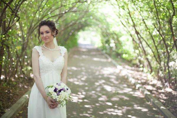 Novia con ramo —  Fotos de Stock