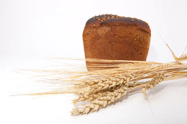 Hoja rebanada de pan y espigas de trigo —  Fotos de Stock
