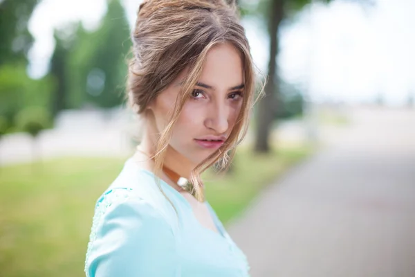 Hermoso retrato de mujer joven —  Fotos de Stock